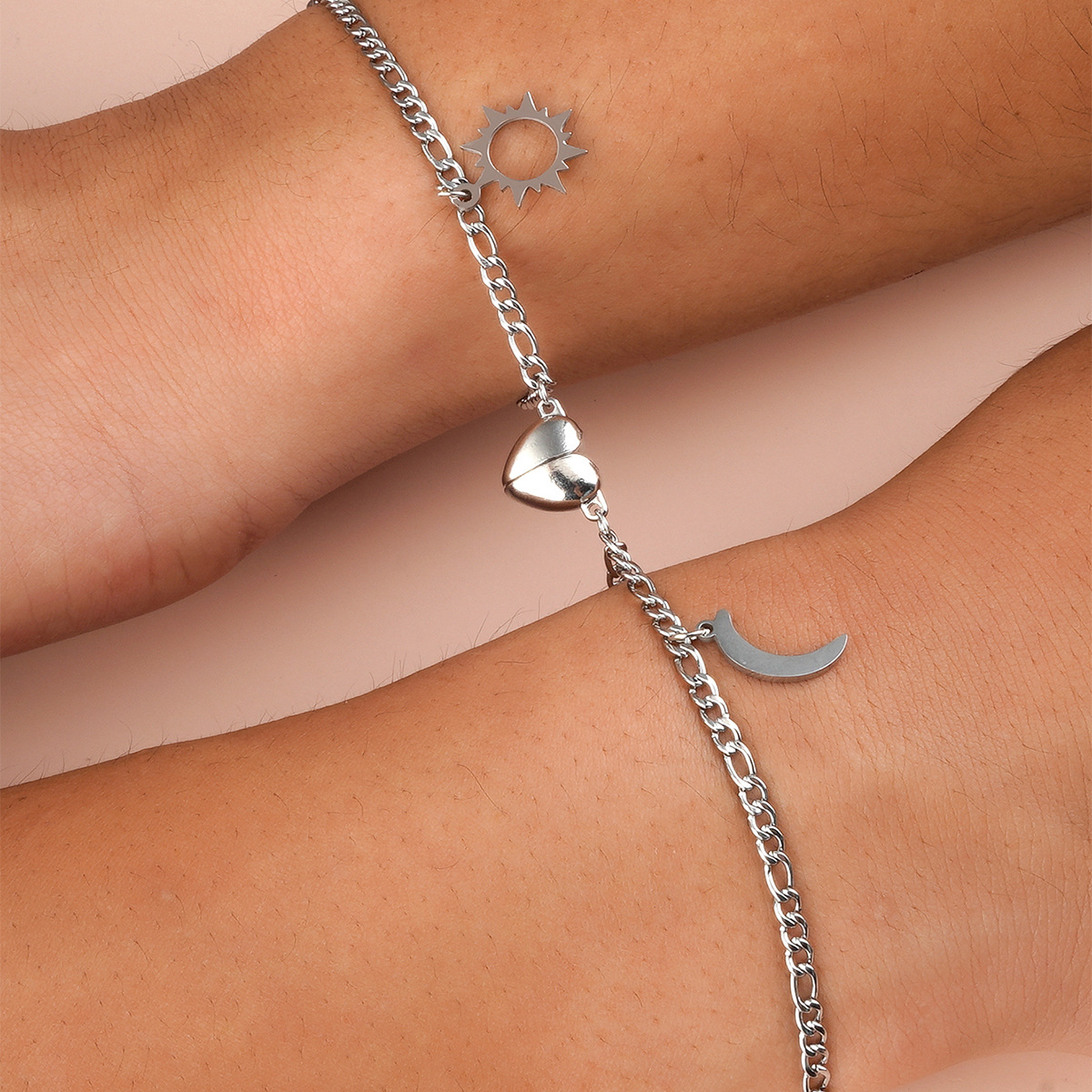 Coppia Bracciali in acciaio con ciondolo (mezzo cuore magnetico)